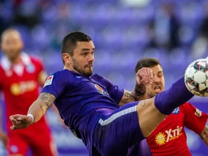Aue verpasst nach Nullnummer gegen Duisburg Sprung ins Mittelfeld -             Aues Pascal Testroet (l) spitzelt den Ball gegen Duisburgs Kevin Wolze weg.