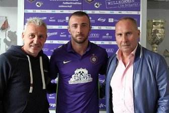 Aue verpflichtet bulgarischen Stürmer - Trainer Pavel Dotchev, Martin Toshev und Präsident Helge Leonhardt