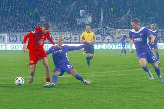 Aue-Verteidiger Steffen Nkansah: Vom Dauerreservisten zur wichtigen Abwehrstütze - Steffen Nkansah (Aue) stoppt den Essener Angreifer Leonardo Vonic.