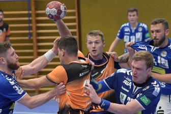 Aue vor heißem Tanz in Potsdam - Den Test gegen Plzen entschied der EHV Aue am Montagabend für sich. Auch weil die Abwehr um Arnar Birkir Halfdansson (l.), Petr Slachta (2. v. r.) und Franz Schauer (r.) beherzt zupackte. 