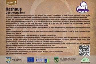 Aue wird zur Erklär-Stadt: Historische Gebäude bekommen Informationstafeln - Das Auer Rathaus hat seine Infotafel schon angeschraubt bekommen.