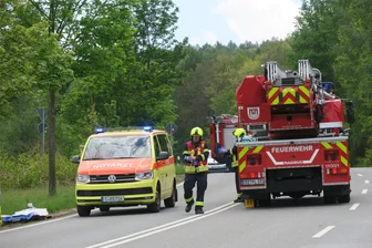 Aue: Zwei Verletzte bei Unfall in Gartenanlage nahe der S 255 – Rettungshubschrauber im Einsatz - Wo die Zufahrt in Richtung Gartenanlage von der S 255 (Becherweg) abzweigt, hatten sich Rettungsdienst und Feuerwehr postiert.