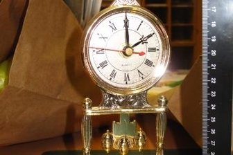 Aue/Zwickau: Mutmaßlicher Bombendroher ist polizeibekannt - Diese Uhr hatte der Täter im Revier versteckt.