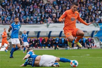 Aue zwingt das Glück auf seine Seite - Antonio Jonjic, Schütze zum entscheidenden 2:1, springt über John Verhoek. Der FC Erzgebirge überspringt damit die Hürde Hansa Rostock.