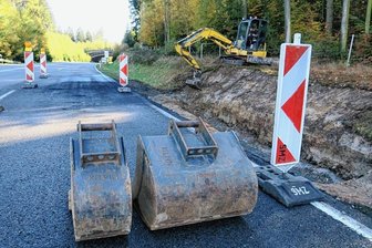 Auer Autobahnzubringer: Eine Spur bleibt wegen Erdarbeiten nach Mähdrescherbrand gesperrt - Am Donnerstag dauerten die Erdarbeiten an der Brandstelle an. Viel Kraftstoff war ausgelaufen.