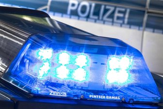 Auer Autokratzer erneut unterwegs? Zwei Fahrzeuge beschädigt - Die Auer Polizei sucht Zeugen, die Hinweise zu den zerkratzten Autos in der Nähe des Klinikums.