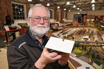 Auer Bahnhof wächst in der „Putzwolle“: Warum Modelleisenbahnen in Lößnitz keine reine Männersache sind - Bei den Häusern, die Werner Jungnickel gestaltet, lässt sich das Dach abnehmen.