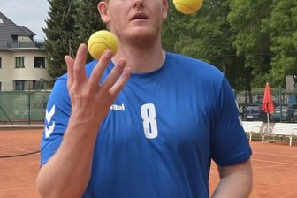 Auer betreten neues sportliches Terrain - Ob Handball oder Tennisball: EHV-Kreisläufer Bengt Bornhorn weiß damit immer etwas anzufangen - und sei es beim Jonglieren.