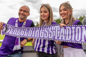 Auer Drittliga-Kicker lassen es in Oelsnitz zwölfmal krachen - Aue-Fan Steffen Zimara kam es in Oelsnitz nicht so sehr auf das Ergebnis an. Das sei zweitrangig, so der Schwarzenberger. Alina (Mitte) und Emily Bauer kommen aus Zschorlau und verfolgen „ihren“ FCE auf Schritt und Tritt.