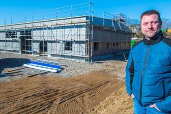 Auer Elektrofachhändler baut Lagerhalle im Gewerbegebiet - Micha Weichhold vor dem Neubau der Lagerhalle für seine gleichnamige Auer Firma. Der Elektrofachhändler investiert im Gewerbegebiet Aue-Alberoda 800.000 Euro.