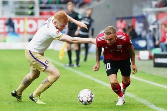Auer Fehlstart nach 2:3 perfekt - Fabian Kalig (links) hat das Nachsehen gegen Ingolstadts Sonny Kittel.