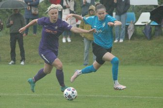Auer Fußballerinnen vermiesen Himmelblauen die Meisterparty - Hier enteilt Lina Hertel der Auerin Veronika Remenova (l.), die ihre Gegenspielerin danach nur durch ein Foul stoppen kann. Es war die Entstehung des Strafstoßs zum 2:3.