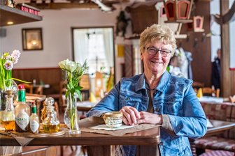 Auer Gastronomin nimmt Abschied vom Kulturhaus – Jetzt steckt sie ihre Kraft in Einkehr, Hutzen-Haisel und Catering - Renate Eberlein ist seit vielen Jahren Gastronomin in Aue. Ihr gehören die Einkehr am Tiergarten und das Hutzen-Haisel. Verabschiedet hat sie sich vom Catering im Kulturhaus Aue.