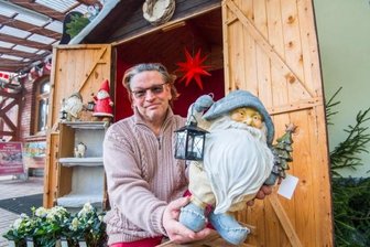 Auer Händler planen kleinen Adventsmarkt - Michael Thümmel, Inhaber des Blumenhauses Flora, plant gemeinsam mit Frank Martin vom gleichnamigen Fotogeschäft einen gemeinsamen Adventsmarkt, der heute eröffnet werden soll. 
