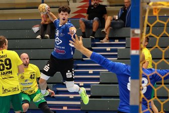 Auer Handball-Urgestein nimmt Doppelrolle dankbar an - Volle Konzentration: Maurice Kriegel und das Auer Juniorteam peilen in der Regionalliga den Klassenerhalt an. Beim 3. Secoserv-Cup, für den der EHV Aue am Sonntag Gastgeber war, holte sich die Mannschaft weiteren Feinschliff dafür.