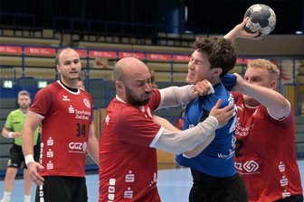 Auer Handballer steigen in finale Phase ein – und manche pauken ein bestimmtes Lied - Im Test gegen Grubenlampe Zwickau holte sich auch Aues Neuzugang Mikolaj Smyslo wieder die nötige Spielpraxis und Härte.