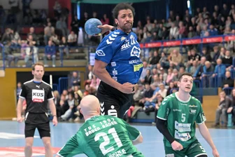 Auer Handballer verzichten freiwillig auf den Aufstieg - Mit seinen sieben Treffern war Dieudonné Mobenzem der Lichtblick beim EHV gegen Baden-Baden.