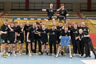 Auer Juniorteam setzt sich die Krone auf: Meistertitel in der Handball-Sachsenliga vorzeitig perfekt - Vorzeitig hat sich das Auer Juniorteam zum Meister der Handball-Sachsenliga gekrönt. Letzter Schritt dazu war der Heimsieg am Sonntag gegen Weinböhla. Kommenden Sonntag geht es für die jungen Wilden im Halbfinale des Landespokals weiter.