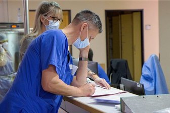 Auer Klinik-Direktor zur vierten Corona-Welle: "Alle haben gehofft, dass es nicht wieder so schlimm wird" - Die Corona-Pandemie verlangt von Jan Wallenborn (Bild) und seinen Kollegen im Helios-Klinikum in Aue derzeit viel ab. Das Foto zeigt ihn in dem Moment, als er sich um die Verlegung eines Patienten kümmert.
