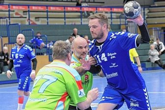 Auer läuten den Endspurt ein - Alexander Sippel vom Turniersieger setzt sich in dieser Szene gegen Eisenach durch. Das Sponsorenteam EHV I sicherte sich den Pott.