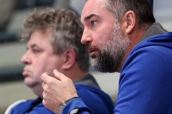 Auer legen Widerspruch ein - Was tun? Trainer Stephan Swat (vorn) und EHV-Manager Rüdiger Jurke erleben mit ihren Auer Handballern derzeit Licht und Schatten. Einstellung und Kampfgeist im Team stimmen - aber Zähler bleiben aus.