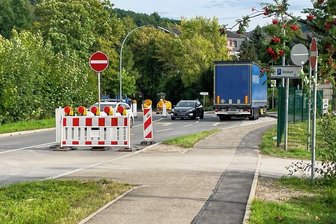 Auer Ordnungsamt droht Verkehrsrowdys: "Dann sperren wir die Straße" - Seit kurzem eine Baustelle: Die Dr.-Otto-Nuschke-Straße in Aue ist in Fahrtrichtung Schwarzenberg bis Mitte Oktober halbseitig gesperrt. Trotzdem rollen immer wieder Fahrzeuge entgegen der Einbahnstraße. 