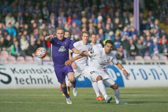 Auer Serie hält: 0:0 gegen Würzburg elftes Ligaspiel ohne Niederlage - Der Auer Max Wegner im Zweikampf mit Royal-Dominique Fennell