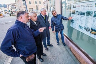 Auer Stadtgeschichte im Schaufenster sichtbar gemacht - Im Bild. von rechts: Burkhard Ritter vom Museums- und Geschichtsverein Aue, Ortschronist Heinz Poller, Ortsvorsteher Thomas Colditz sowie Axel Schlesinger, der den Kaiser Barbarossa zur 850-Jahr-Feier von Aue verkörpern wird.