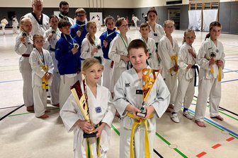 Auer Taekwondo-Sportler bauen Formen-Sparte aus und fiebern ihrem 25. Turnier entgegen - Allein bei der Sachsenmeisterschaft in Annaberg heimsten die Taekwondo-Sportler der SG Nickelhütte Aue 13 Medaillen im Bereich Vollkontakt und Formen ein. Die Abteilung blickt auf ein erfolgreiches Jahr zurück.