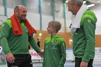 Auer überzeugen in Thüringen - Aues Leon Mehlhorn darf sich mit Papa und Trainer Sylvio Mehlhorn (l.) und mit Nachwuchscoach Uwe Klippel über Gold bei der Mitteldeutschen Meisterschaft freuen. Platz 1 gab es für den FCE mehrfach.