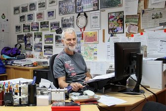 Auer Verkehrschef geht: Aber erst sorgt er noch mal für Ordnung am Erzgebirgsstadion - Lutz Nauke in seinem Dienstzimmer: Verkehrsangelegenheiten auf dem Schreibtisch, was sonst noch wichtig ist, an der Wand. Die vielen Fotos des FC Erzgebirge haben zusammen mit ihm das Rathaus verlassen. Seine Enkel warten schon. Auf ihn, aber auch auf die Mannschaftsbilder. 