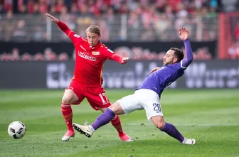 Auer verpassen Aufstiegskandidat Union ein dickes Veilchen - Unions Simon Hedlund und Aues Calogero Rizzuto (rechts) strecken sich zum Ball.