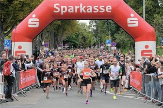 Auer Zentrum gesperrt, Tiktok-Star als Überraschungsgast: Fünf Fakten zum Firmenlauf Erzgebirge - Der Termin steht: Am Mittwoch soll der 16. Firmenlauf Erzgebirge in Aue über den Asphalt gehen. An der 15. Auflage im vergangenen Jahr nahmen rund 920 Läufer teil. 