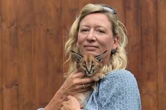 Auer Zoo der Minis: Nachwuchs bei den Karakalen - Karakale werden im Auer Zoo der Minis seit Oktober 2012 gehalten - hier Bärbel Schroller vom Zooteam mit einem jungen Karakal, der letztes Jahr zur Welt gekommen ist.