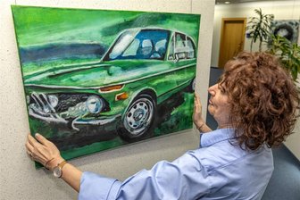 Auerbach: Bauchgefühl legt Grundstein für Kunstwerke - Manuela Krasselt hat in der Sparkasse Auerbach viele ihrer Werke ausgestellt.