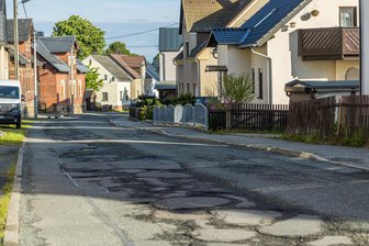 Auerbach: Baustelle für ein halbes Jahr – Ausbau der Spartakusstraße geht weiter - Mit den Huckeln und Schlaglöchern auf der Spartakusstraße wird es bald vorbei sein.