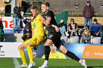 Auerbach behält die Nerven und siegt - Cedric Graf (hier links gegen Jonas Konzok) schoss den VfB nach 40 Minuten 1:0 in Führung. Er netzte per Heber ein.
