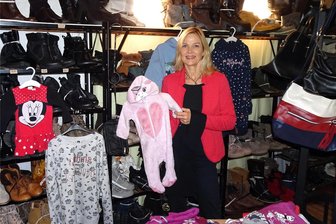 Auerbach: DRK-Kleiderkammer öffnet ab April auch am ersten Samstag im Monat - Die DRK-Kleiderkammer in Auerbach (im Bild Mitarbeiterin Annett Hesse) erweitert ihre Öffnungszeit.