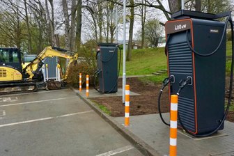 Auerbach erhält erste Hochleistungs-Ladesäulen - Die neuen Ladesäulen am Feuerwehrplatz.