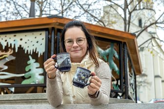 Auerbach glüht an: Premiere für Glühweintasse und manch erwärmendes Getränk - Susann Rauchalles vom Stadtmarketingverein Wir in Auerbach mit der neuen Tasse, in der ab dem 1. Dezember beim Weihnachtsmarkt Auerbach Glühwein und andere Getränke ausgeschenkt werden.