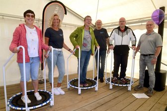 Auerbach: Göltzschtalwerkstätten feiern Sommerfest - Beschäftigte führen die Minitrampolins vor, die den Göltzschtalwerkstätten zum Sommerfest von der Firma Physiotherm übergeben wurden.