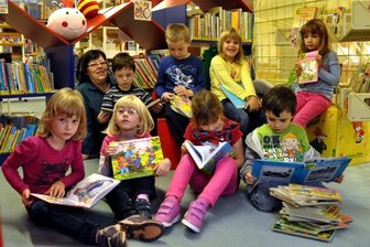 Der erstmals vergebene Sächsische Bibliothekspreis geht an die Stadtbibliothek Auerbach. Die Einrichtung der vogtländischen Stadt kann sich über ein Preisgeld von 4000 Euro freuen. Als regelmäßige Gäste kann Bibliothekschefin Anja Schamberger die Mädchen und Jungen des Kindergartens "Sonnenschein" begrüßen. 