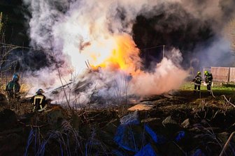Auerbach: Hexenfeuer geht zwei Wochen vor Walpurgisnacht in Flammen auf - Mehr als 30 Feuerwehrkameraden waren in der Nacht in Auerbach im Einsatz.