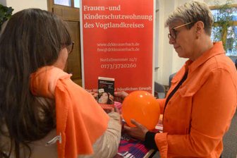 Auerbach: Hier gibt es Soforthilfe bei häuslicher Gewalt - Christiane Heller (re.) informierte über die Frauen- und Kinderschutzwohnung.