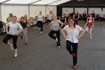 Auerbach hofft auf olympisches Feuer 2023 - Beim Studio 1-2-Step tanzen Menschen mit und ohne Handicap gemeinsam - hier die erste Veranstaltung im Waldpark Grünheide nach der Corona-Zwangspause. Dieses Inklusionsbeispiel soll Schule machen. 