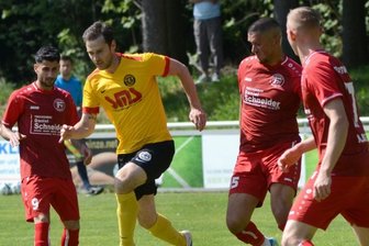 Auerbach II setzt sich oben fest - Marcel Dressel (am Ball) sorgte für die 1:0-Führung des VfB Auerbach II gegen Fortuna Plauen. Am Ende siegte der Tabellenführer 2:0 und hat nun drei Punkte Vorsprung auf Platz 2. 