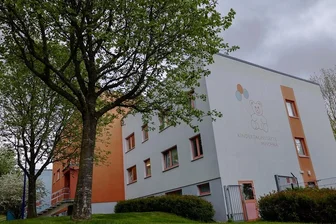 Auerbach investiert Millionenbetrag in größte Kita der Stadt - Die Kindertagesstätte Mischka in Auerbach ist die größte von elf Kitas in der Stadt. SPD-Rat Friedrich Fuchs hob hervor, dass mit der Investition das gesamte Neubaugebiet gestärkt werde. Foto: David Rötzschke