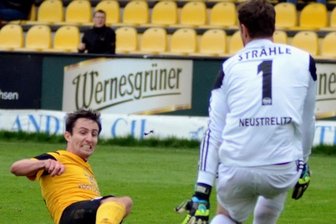 Auerbach kämpft sich zurück in die Erfolgsspur - VfB-Stürmer Marcel Schuch spitzelt den Ball am Neustrelitzer Keeper Daniel Stähle vorbei zum 1:0 in die Maschen.