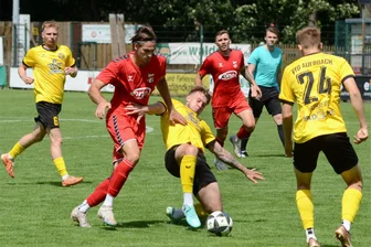 Auerbach kassiert 0:5-Klatsche - Auerbachs Tim Birkner verhindert hier eine Torchance des Meuselwitzers Lirim Hoxha.