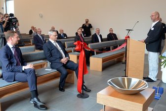 Auerbach: Ministerpräsident zu Gast bei Gemeindezentrum-Eröffnung - Unter die Gratulanten zum Kirchenneubau in Auerbach mischte sich (links) Sachsens Ministerpräsident Michael Kretschmer (CDU).
